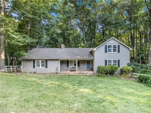 198 Ridgeway Cir, Cornelia, GA 30531