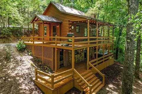 349 Fox Run Dr, Blue Ridge, GA 30513