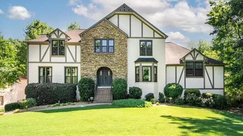 220 Willow Glenn Dr, Marietta, GA 30068