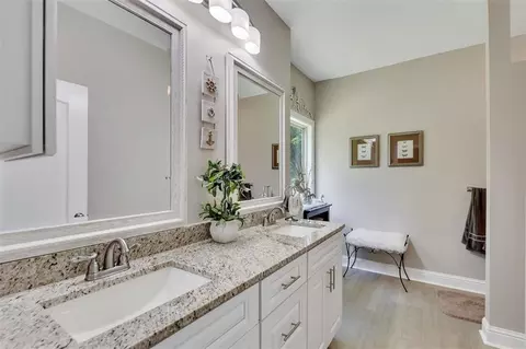 Bath - 870 Harvey Fields Dr, Canton, GA 30114 photo 2 of 5