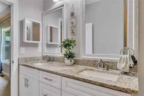 Bath - 870 Harvey Fields Dr, Canton, GA 30114 photo 3 of 5