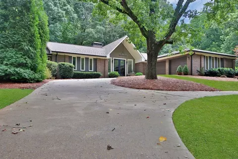 6193 White Oak Dr, Flowery Branch, GA 30542