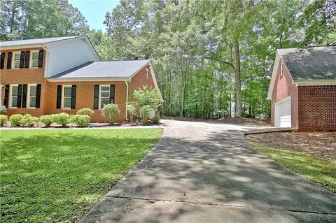 170 Cavalier Ct, Fayetteville, GA 30215