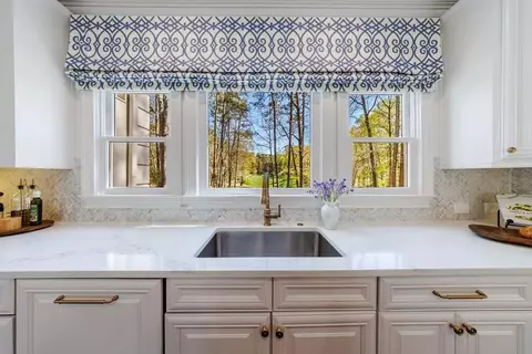 Kitchen - 305 Ranchette Rd, Milton, GA 30004 photo 5 of 6