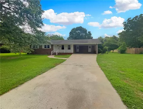 130 Lake Dr, Fayetteville, GA 30215