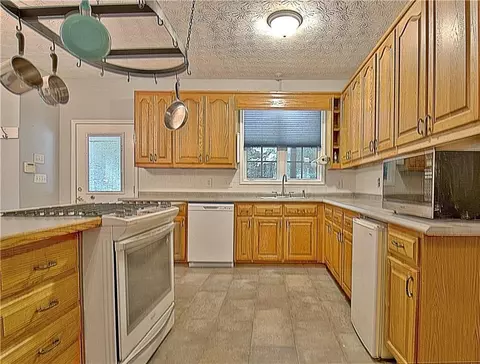 Kitchen - 303 Rocky Creek Rd, Hampton, GA 30228 photo 3 of 6