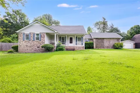 424 Oakwood Dr, Cedartown, GA 30125