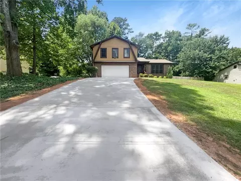 674 Village Creek Dr SW, Lilburn, GA 30047