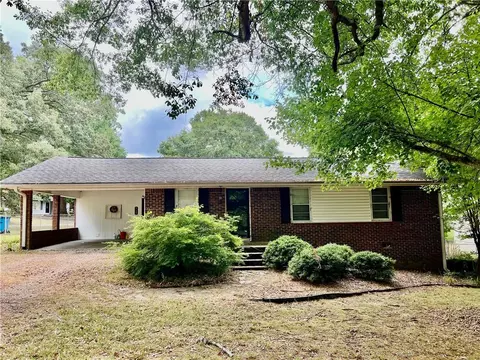 212 Lakeshore Dr, Braselton, GA 30517