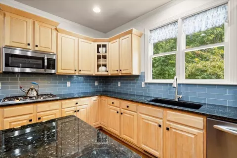 Kitchen - 75 Oakhurst Leaf Dr, Milton, GA 30004 photo 5 of 6