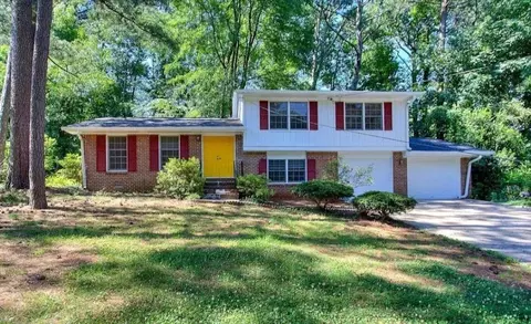 4427 Huntshire Dr, Stone Mountain, GA 30083