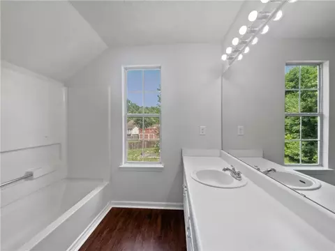 Bath - 3384 Brookside Ln, Jonesboro, GA 30236 photo 1 of 2