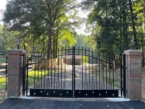 277 W Wind Dr SW, Lilburn, GA 30047