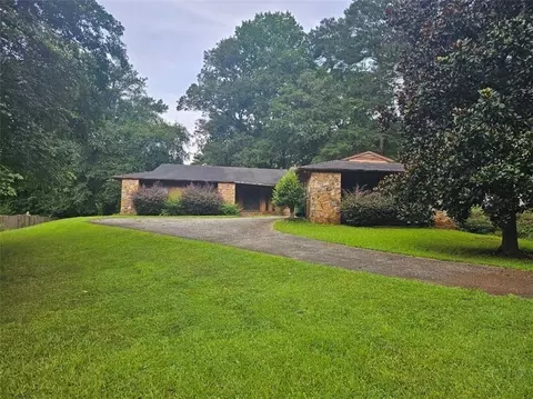 1693 Briarbend Ct, Stone Mountain, GA 30088