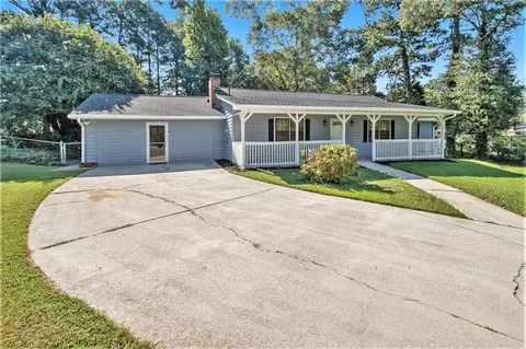 33 Glen Ct, Ellenwood, GA 30294