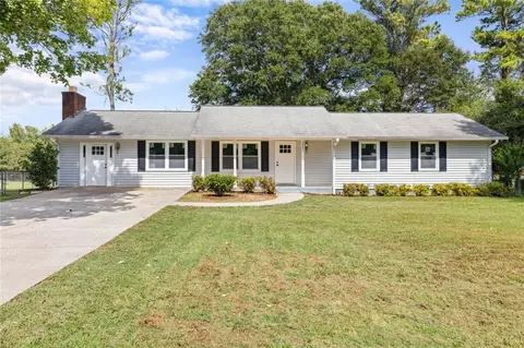 3244 Apache Cir, Oakwood, GA 30566