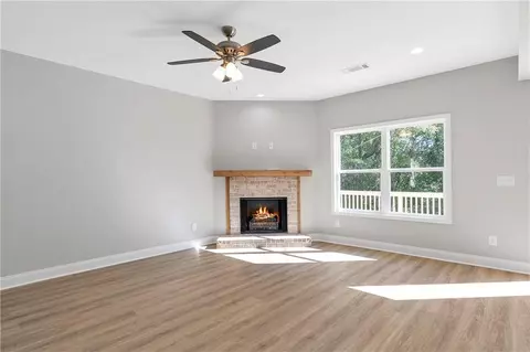 Living - 314 Cedar Dr, Commerce, GA 30529 photo 2 of 4