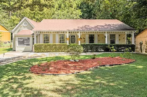 735 Old Manor Rd NW, Lilburn, GA 30047