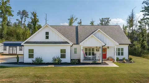 207 Oakwood Dr, Commerce, GA 30529