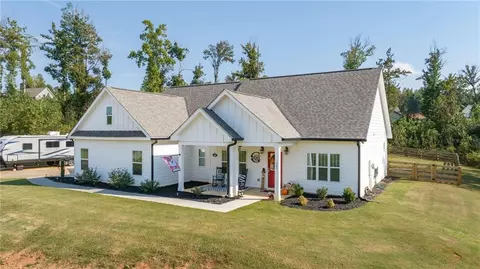 207 Oakwood Dr, Commerce, GA 30529 photo 2
