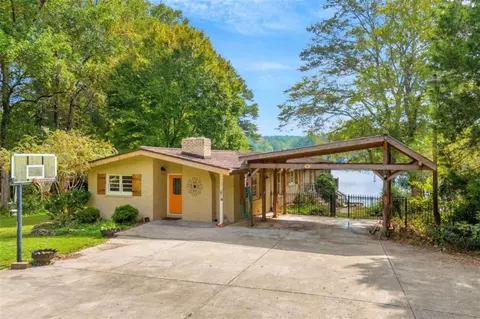 732 Lake Dr, Snellville, GA 30039