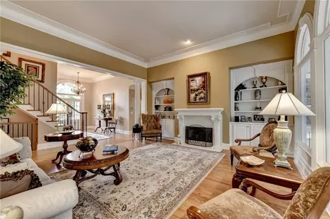 6945 Kettering Ln, Suwanee, GA 30024 photo 8