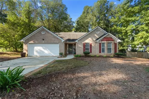 2002 Forsyth Park Ln, Hoschton, GA 30548