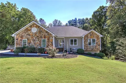 950 Willow Hollow Dr, Dacula, GA 30019