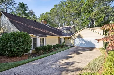 141 Great Oaks Ln, Roswell, GA 30075