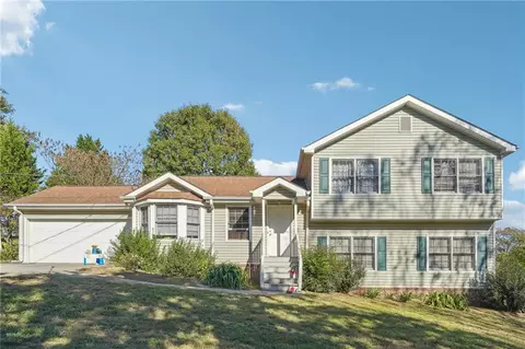 4221 Rolling Ridge Dr, Gillsville, GA 30543