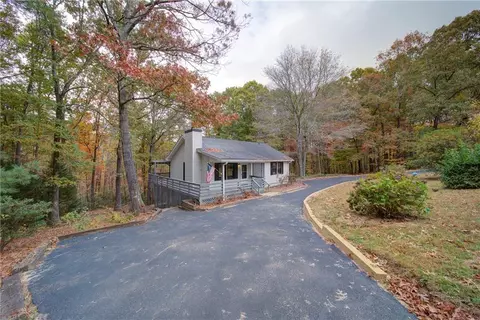 139 Terrys Pl, Cleveland, GA 30528