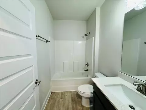 Bath - 2349 Remington Dr, Commerce, GA 30529 photo 3 of 4