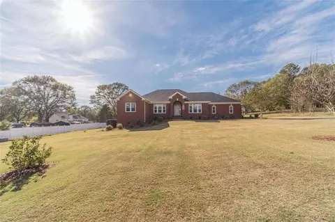 3010 Maple Cove Dr, Loganville, GA 30052