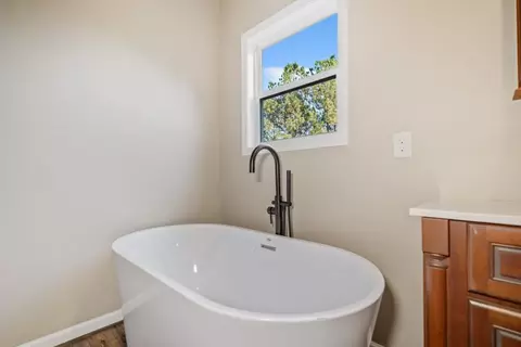 Bath - 90 Edgehill Pl, Jasper, GA 30143 photo 2 of 6