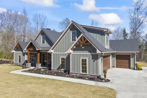 Exterior - 410 Edgewater Trl, Toccoa, GA 30577 photo 2 of 17