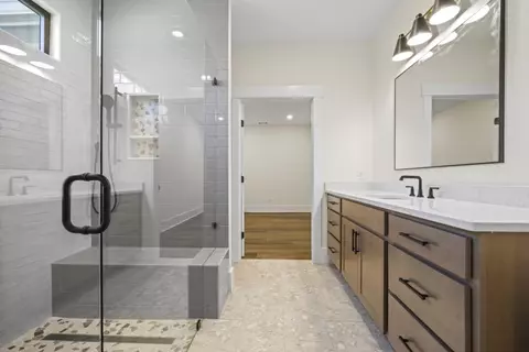 Bath - 410 Edgewater Trl, Toccoa, GA 30577 photo 3 of 10