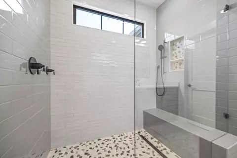 Bath - 410 Edgewater Trl, Toccoa, GA 30577 photo 4 of 10