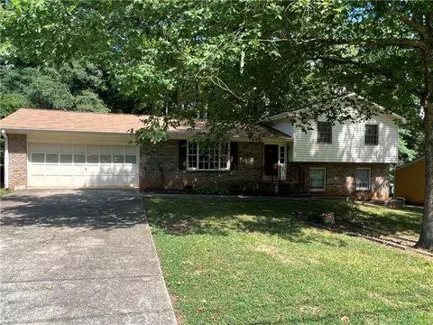 17 Lynn Cir, Newnan, GA 30263