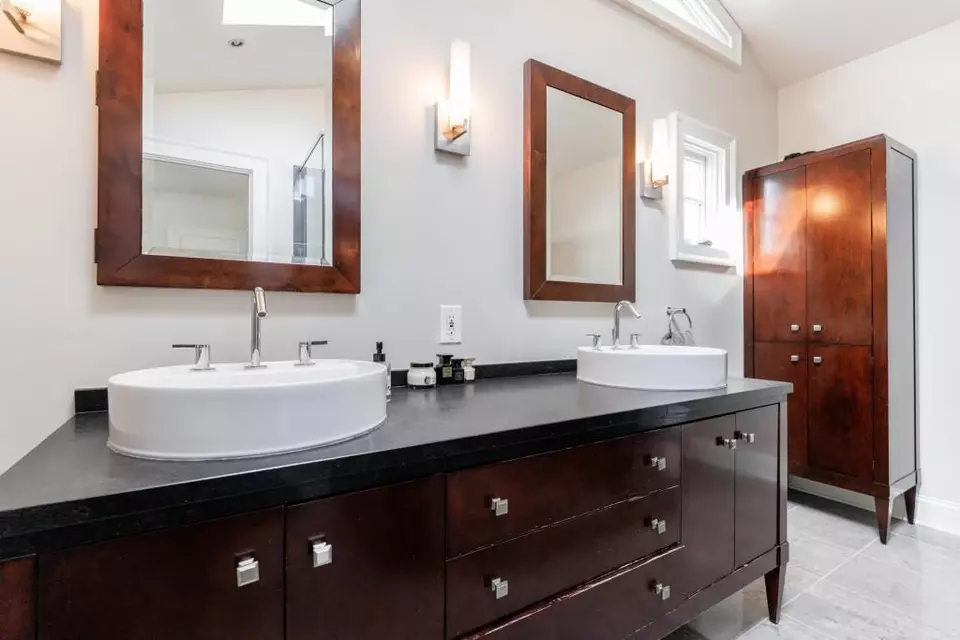 Bath - 445 Brentwood Dr NE, Atlanta, GA 30305 photo 4 of 6