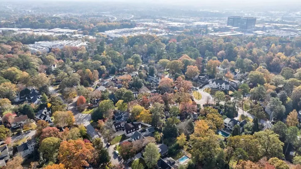 View/Area - 445 Brentwood Dr NE, Atlanta, GA 30305 photo 3 of 8