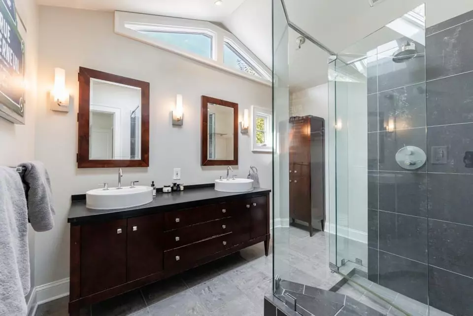 Bath - 445 Brentwood Dr NE, Atlanta, GA 30305 photo 2 of 6