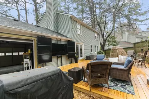 9715 N Pond Cir, Roswell, GA 30076