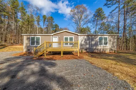 101 Waters Edge Dr, Martin, GA 30557