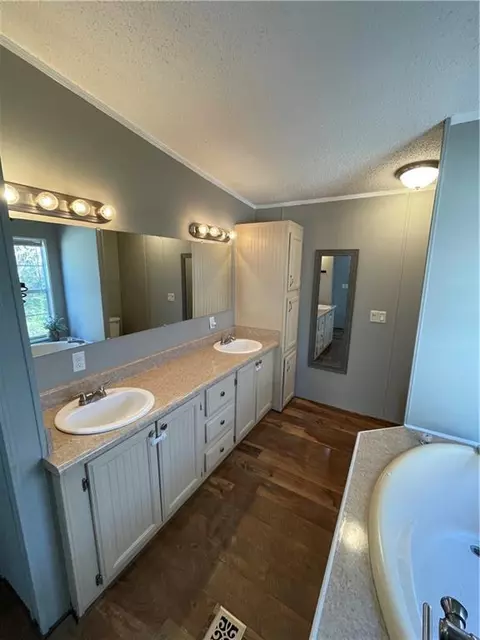 Bath - 284 Baker Cir SE, Calhoun, GA 30701 photo 3 of 3