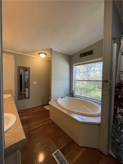 Bath - 284 Baker Cir SE, Calhoun, GA 30701 photo 2 of 3