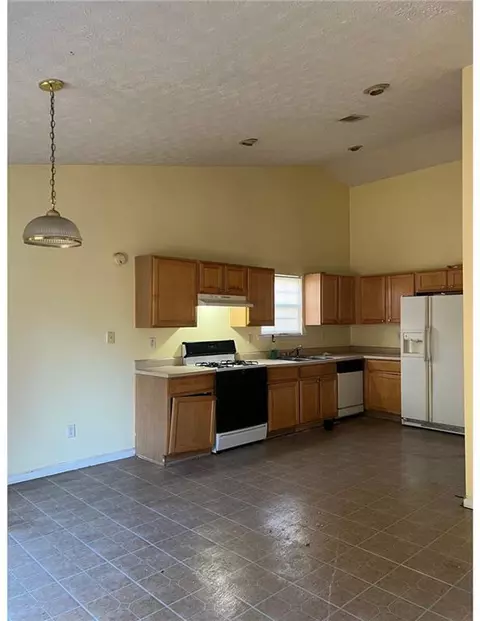 1011 Riverclift Dr, Covington, GA 30016 photo 3