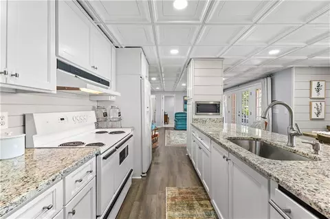 Kitchen - 137 Pine Bluff Trl, Jackson, GA 30233 photo 8 of 11