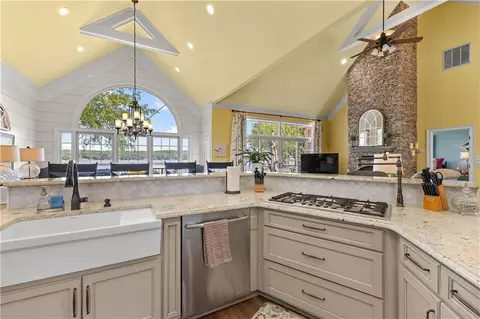 Kitchen - 137 Pine Bluff Trl, Jackson, GA 30233 photo 6 of 11