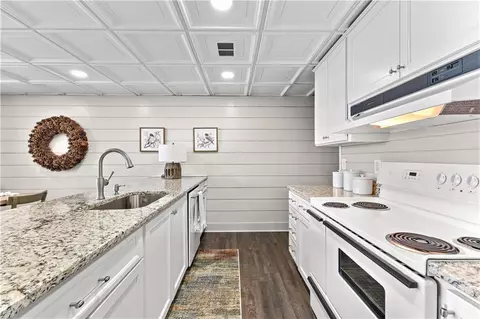 Kitchen - 137 Pine Bluff Trl, Jackson, GA 30233 photo 10 of 11
