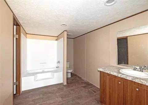 Bath - 122 Howard Rd, Toccoa, GA 30577 photo 1 of 4